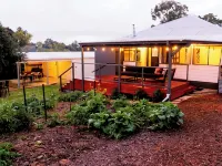 Jarrah Cottage, a Renovated Home with Spacious Block Located in Waroona. Hotels in Waroona