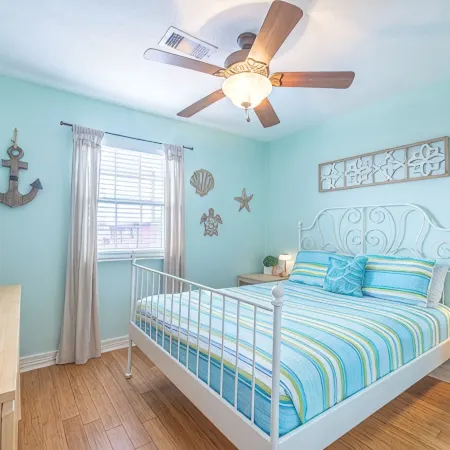Pet Friendly - Walk to the Beach, Cozy Home