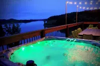 Lakefront home with retro accents, private pool, and private dock. - Alppimaja