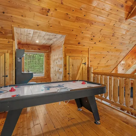 Romantic Retreat!!! Newly refreshed cabin with hot tub~New listing rates!