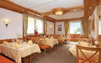 Grichting Hotel & Serviced Apartments - breakfast