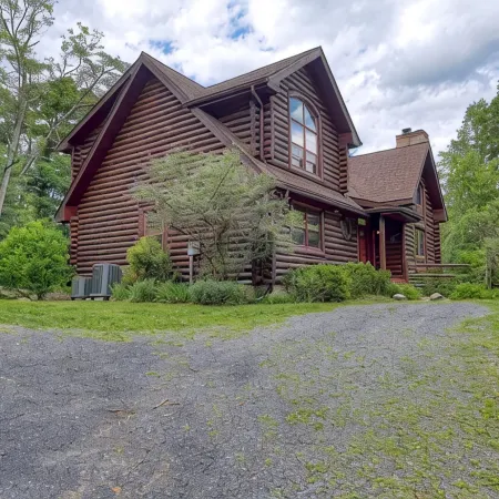 River Woods Retreat: Hot Tub, Hikes, 2 Fireplaces, EV