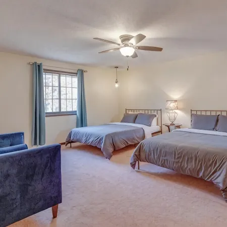 Huge 3 Story House Minutes From The Lake!