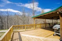 Secluded Nature Retreat w/ Huge Deck, Hot Tub & Fast Wi‑Fi - 2 étoiles