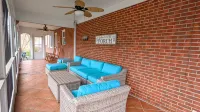 Colonial style 5BR/5BA home tucked in a private, wooded setting w/pool & hot tub - 4つ星