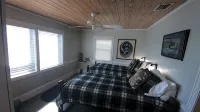 Tahiti Style 5 Star over-Water Bungalow + Lake House Blue + YouTube Video's Pets - 4-Star