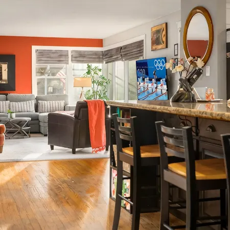 Luxury 4 bd/3ba Family Home near Ocean, Airport,  & Seattle XL yard w/sportcourt