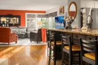 Luxury 4 bd/3ba Family Home near Ocean, Airport,  & Seattle XL yard w/sportcourt - Wifi
