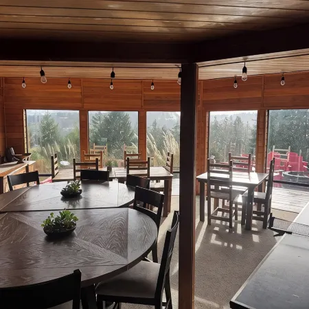 Golfer's Heaven Lodge: Deck, Mtn Views & Putting Green, 8 Min to Bandon Dunes