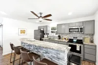 New Braunfels - 2 min walk to Schlitterbahn, walk to River, 2 miles from Gruene! - 4-Star