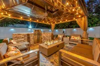 Family Fun & Backyard Oasis! Hot Tub, Games & BBQ! - Bungalows