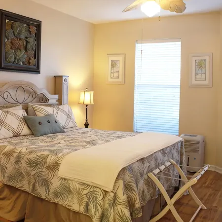 Beachside Condo - Family Friendly & just a short block away from the ocean.