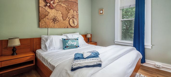 Nautical 3BR Sleeps 8 @ Tweed Airport W/ Fire Pit + Smart TVs Near Beach & Yale Hotels in New Haven