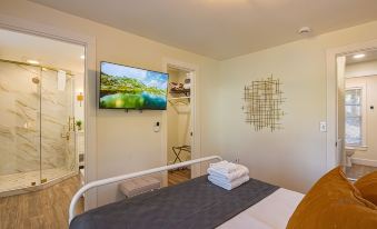 Cozy 2 Br, 2 BA Cottage in Downtown Dahlonega!