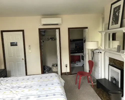 Spacious Roland Park Apt near Hopkins Hotels near OXOXO Gallery