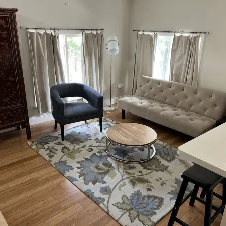 Sunny Coach House in Historic Oak Park