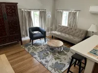 Sunny Coach House in Historic Oak Park - 3 stjerner