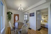 Lovely Historic Boulevard ~ Close to Downtown ~ Top Rated Host - chambre d’hôtes