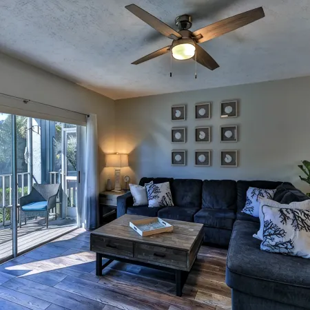 Waterfront Sleeps 6 w/private boat dock and heated pool.
