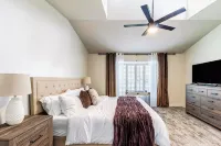 "Serenity Dallas": 5BD/2.5BA House with Pool-Jacuzzi/Pool Table/2 Living Areas! - Private Pools