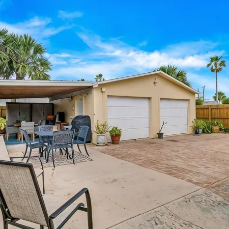 Key Lime Cottage - Updated - 1 Minute Walk to Beach & Pier