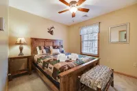 Cozy Poconos Chalet - w/Hot Tub, Sauna, & Lake Access! - Alphydda