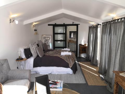 Luxurious Hilltop Studio, only 10 minutes walk to the main street of Daylesford
