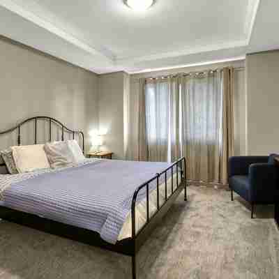 Alberta Arts • King. Walkable • Parking • Patio Rooms
