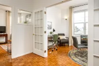 Suite Magnolia. Steps to Downtown & Breweries. Modern 2 bedroom apt w/fireplace. - 3성급