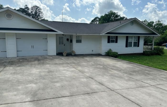 The Manor - Charming 3-bedroom house in lovely Oneonta with WiFi, AC