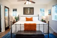 Romantic River Cabin w/ Hot Tub, views, spa bathroom, Close to 2 Yosemite Gates - Alppimaja