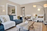Charming 2-bedroom house in amazing Belleville with AC, WiFi - Homestays
