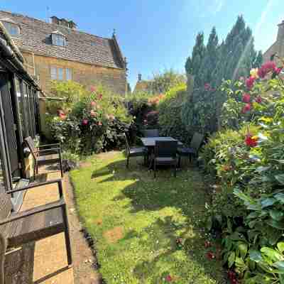 Cloisters Cottage in Bourton-on-the-water With Off Road Park For Two Cars Hotel Exterior