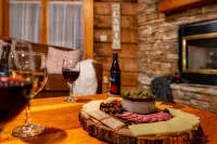 Entire Cabin! Hot Tub!  Sleeps 12 4 BD/4BA. 1 Mile to Convention Center - Hytter