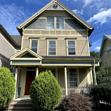 East Rock Gem: 5 min to Yale, King Bed, Fast WiFi & Parking