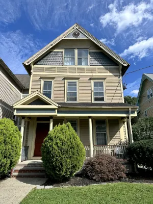 East Rock Gem: 5 min to Yale, King Bed, Fast WiFi & Parking - 3 stjerner