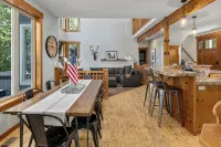 Family Friendly Cozy Cabin with Private Hot Tub & Games! - WiFi