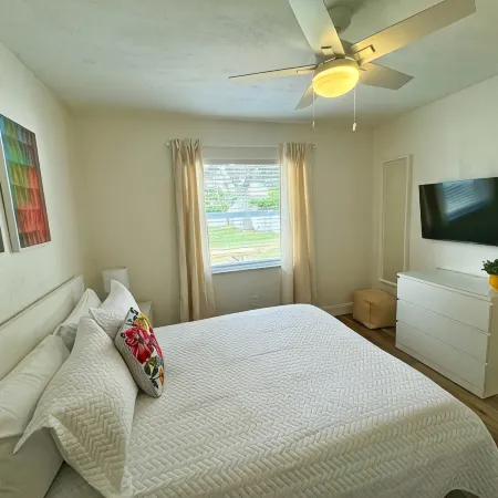 NEW Amazing Sunshine-Up 6 Guests-Private Backyard