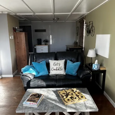 Charming cottage minutes away from Downtown