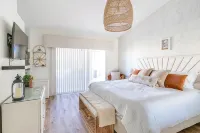 Coastal Chic 3 Bdrm House w/ Brand New SALTWATER Pool - Walk to Tennis Garden - พร้อมWifi