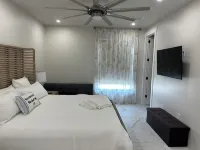 Luxe Pool-Side 6-Bed Villa in Naples Minutes to Vanderbilt Beach and Mercato! - balcony