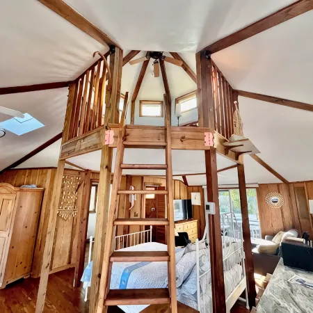 Cozy Treehouse-One-of a Kind Stay-Only 5 Minutes to Beach. Beach Gear Included!
