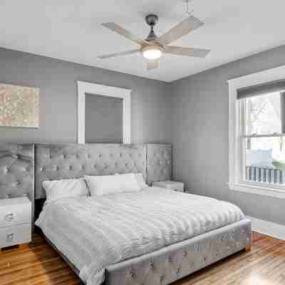 Luxurious 2 BD next to UMass sleep up to 8 with Gym Rooms