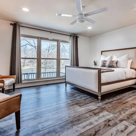 》Stunning Memphis Lake Front Home/Lakeview Escape w/ Spacious Layout!《