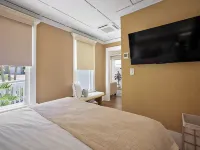 1 Min Walk to Downtown! Outdoor Patio! 5 Star Luxury! Golf Cart Rental! Hotels in Mount Dora