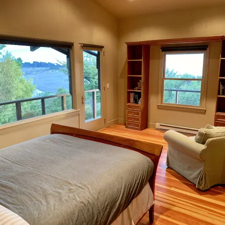 Ocean & River View EVC Hot & Cold Tubs Outdoor Shower Walk to Town Dog Friendly