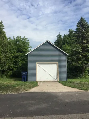 Cozy home, short walk to Crystal Lake - 4-Star