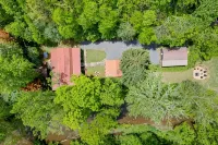 Creekside Vibes - 1 Bedroom Cozy Cabin w/ Outdoor Fire Pit + Pet Friendly! - Chalets