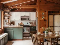Rosemary on Grand - Cottage Core Lakehouse w/ ADA Dock in Gated Community Hotels in Cleora