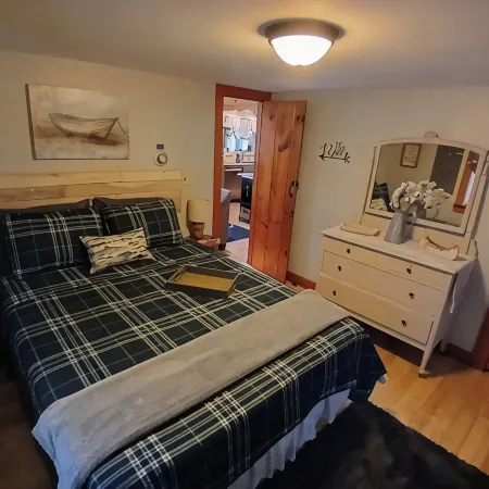 Schroon River Retreat, Waterfront, Near Lake George & Gore Mountain, Hot Tub